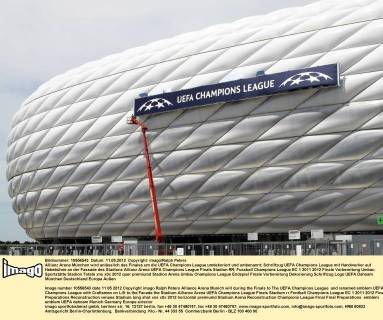 Allianz Arena München wird anlässlich des Finales um die UEFA Champions League umdekoriert und umbenannt; Schriftzug UEFA Champions League mit Handwerker auf Hebebühne an der Fassade des Stadions Allianz Arena UEFA Champions League Finals Stadion RR