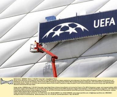 Allianz Arena München wird anlässlich des Finales um die UEFA Champions League umdekoriert und umbenannt; Schriftzug UEFA Champions League mit Handwerker auf Hebebühne an der Fassade des Stadions Allianz Arena UEFA Champions League Finals Stadion RR