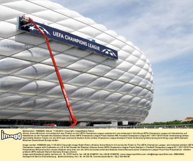 Allianz Arena München wird anlässlich des Finales um die UEFA Champions League umdekoriert und umbenannt; Schriftzug UEFA Champions League mit Handwerker auf Hebebühne an der Fassade des Stadions Allianz Arena UEFA Champions League Finals Stadion RR