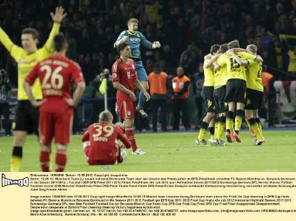 Berlin, 12.05.12: Münchens Team (L) trauert während Dortmunds Team über den Gewinn des Pokals jubelt im DFB-Pokalfinale zwischen FC Bayern München vs. Borussia Dortmund in der Saison 2011 2012.