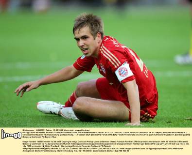 Philipp Lahm am Boden sitzend Fußball Fussball DFB Pokalfinale Herren Saison 2011 12 12.05.2012 BVB Borussia Dortmund vs. FC Bayern München München FCB enttäuscht enttäuscht Enttaeuschung Enttäuschung