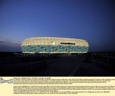 14..05.2012, Fussball Champions-League Finale 2012, das Stadion (Allianz-Arena) in München in dem das Finale FC Bayern München gegen FC Chelsea London stattfindet leuchtet schon Tage vorher Abends in den Champions-League-Farben.