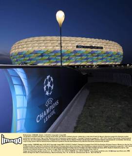 14..05.2012, Fussball Champions-League Finale 2012, das Stadion (Allianz-Arena) in München in dem das Finale FC Bayern München gegen FC Chelsea London stattfindet leuchtet schon Tage vorher Abends in den Champions-League-Farben.