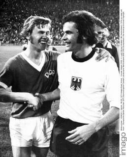 Konrad Weise (DDR, li.) und Ottmar Hitzfeld (BR Deutschland)