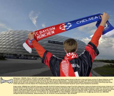 16..05.2012, Fussball Champions-League Finale 2012, Ein Bayernfan steht vor dem Stadion (Allianz-Arena) in München in dem das Finale zwischen FC Bayern München und FC Chelsea London stattfindet und schwenkt den Final-Schal mit Logos der beiden Mannschaften.