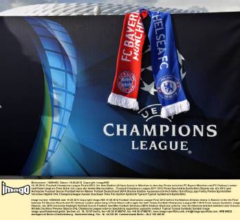 16..05.2012, Fussball Champions-League Finale 2012, Vor dem Stadion (Allianz-Arena) in München in dem das Finale zwischen FC Bayern München und FC Chelsea London stattfindet hängt ein Final-Schal mit Logos der beiden Mannschaften.