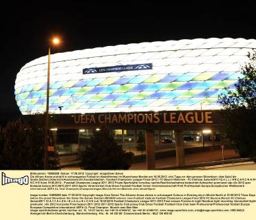 Die Allianz Arena erstrahlt in extravaganten Farben im Abendhimmel im Muenchener Norden am 16.05.2012 -drei Tage vor dem grossen Showdown -dem Spiel der Spiele.Stadion,Uebersicht,Aussenansicht,Fussballstadion. Fussball Champions League Finale 2012 FC Bayern München - FC Chelsea. Saison2011 12,A L L I A N Z A R E N A M U E N C H E N am 19.05.2012.