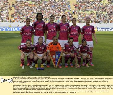 17.05.2012, Frauen Fussball Champions-League Finale 2012, Olympique Lyon, im Olympiastadion München. Teamfoto Lyon - Lyon team group (L-R) Camille Abily, Wendie Renard, Corine Franco, Lotta Schelin, Sabrina Viguier, Amandine Henry, front; Sonia Bompastor, Eugenie Le Sommer, Sarah Bouhaddi, Louisa Necib, Shirley Cruz Trana
