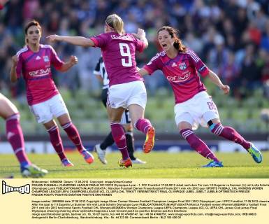 FRAUEN FUSSBALL CHAMPIONS LEAGUE FINALE 2011 2012 Olympique Lyon - 1. FFC Frankfurt 17.05.2012 Jubel nach dem Tor zum 1:0 Eugenie Le Sommer (li,) mit Lotta Schelin (Olympique Lyon) 