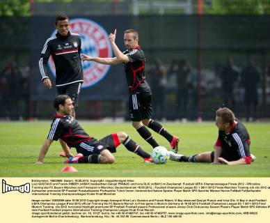 Luiz GUSTAVO und Franck RIBERY (vl BAY) beobachten Danijel PRANJIC und Ivica OLIC (vl BAY) im Zweikampf. Fussball UEFA Championsleague Finale 2012 - Offizielles Training des FC Bayern München zum Finalspiel in München, Deutschland am 18.05.2012,