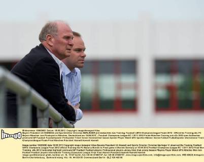 Bayern Präsident Uli HOENESS und Sportdirektor Christian NERLINGER (vl) beobachten das Training. Fussball UEFA Championsleague Finale 2012 - Offizielles Training des FC Bayern München zum Finalspiel in München, Deutschland am 18.05.2012,