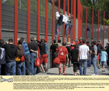 18.05.2012, Vor dem Fussball Champions-League Finale 2012, Letztes Training des FC Bayern München. Trainingsgelände an der Säbener Strasse. Fans versuchen das geheime Training durch den Zaun am Trainingsplatz zu beobachten.