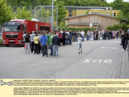 18.05.2012, Vor dem Fussball Champions-League Finale 2012, Letztes Training des FC Bayern München. Trainingsgelände an der Säbener Strasse. Unzählige Fans stehen am Fanshop am Trainingsgelände an um noch die neuesten Fanutensilien für die morgige Party einzukaufen.
