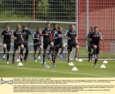 18.05.2012, Vor dem Fussball Champions-League Finale 2012, Letztes Training des FC Bayern München vor dem Spiel gegen FC Chelsea London. Trainingsgelände an der Säbener Strasse. Aufwärmtraining der Bayernspieler, mitte: Philipp Lahm (Bayern München).