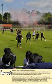 18.05.2012, Vor dem Fussball Champions-League Finale 2012, Letztes Training des FC Bayern München vor dem Spiel gegen FC Chelsea London. Trainingsgelände an der Säbener Strasse. Großes Medieninteresse beim Abschlusstraining, auch Bayernfans die zu hunderten hinter dem Zaun stehen machen mit Rauchbomben auf sich aufmerksam.