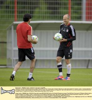 18.05.2012, Vor dem Fussball Champions-League Finale 2012, Letztes Training des FC Bayern München vor dem Spiel gegen FC Chelsea London. Trainingsgelände an der Säbener Strasse. Arjen Robben (re, München) lacht zufrieden.