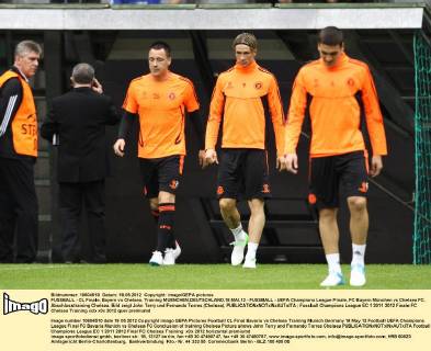 FUSSBALL - CL Finale, Bayern vs Chelsea, Training MUENCHEN,DEUTSCHLAND,18.MAI.12 - FUSSBALL - UEFA Champions League Finale, FC Bayern München vs Chelsea FC, Abschlusstraining Chelsea. Bild zeigt John Terry und Fernando Torres (Chelsea). 