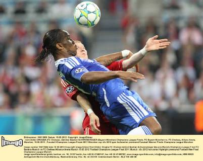 -vorn Didier DROGBA (FC Chelsea), dahinter Bastian SCHWEINSTEIGER (Bayern München) Champions League Finale, FC Bayern München vs. FC Chelsea, Allianz Arena, München, 19.05.2012