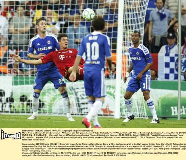Mario Gomez ( Bayern 33 ) im Zweikampf , Aktion um den Ball gegen Ashley COLE, Chelsea3, Gary CAHILL, Chelsea24 Aktion, Zweikampf, Spielszene, Tackling, Ball FC BAYERN MÜNCHEN - CHELSEA FC ( - ) Fussball Herren UEFA Champions League Finale, Allianz Arena München, 19.05.2012 CL Saison 2011 2012