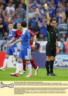 Schiedsrichter Referee Pedro Proenca (POR) gelbe Karte zeigend, Bastian Schweinsteiger Fußball Fussball UEFA Championsleague Finale Herren Saison 2011 12 19.05.2012 FC Bayern München München vs. FC Chelsea