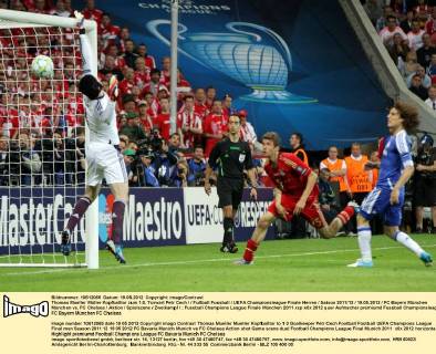 Thomas Mueller Müller Kopfballtor zum 1:0, Torwart Petr Cech Fußball Fussball UEFA Championsleague Finale Herren Saison 2011 12 19.05.2012 FC Bayern München München vs. FC Chelsea Aktion Spielszene Zweikampf