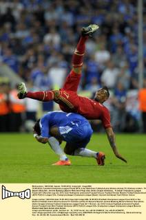 19.05.2012, Fussball Champions-League Finale 2012 in der Münchner Fußball-Arena (Allianz-Arena), FC Chelsea London - FC Bayern München. Jerome Boateng (Bayern München) fliegt über Didier Drogba (Chelsea).