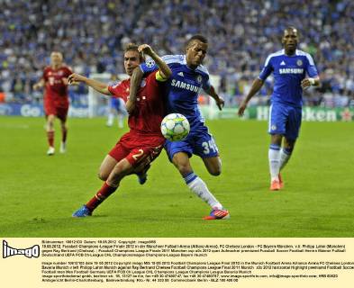 19.05.2012, Fussball Champions-League Finale 2012 in der Münchner Fußball-Arena (Allianz-Arena), FC Chelsea London - FC Bayern München. v.li: Philipp Lahm (München) gegen Ray Bertrand (Chelsea).