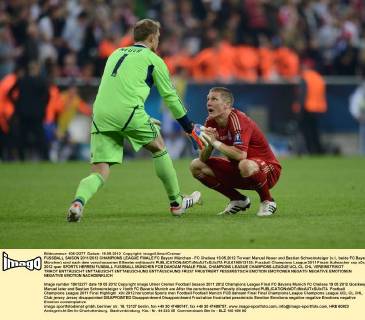 FUSSBALL SAISON 2011 2012 CHAMPIONS LEAGUE FINALE FC Bayern München - FC Chelsea 19.05.2012 Torwart Manuel Neuer und Bastian Schweinsteiger (v.l., beide FC Bayern München) sind nach dem verschossenen Elfmeter enttäuscht  FUL6190512125