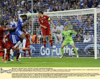 München, 19.05.2012 - UEFA Champions League 2011 2012 - Finale - FC Bayern München vs Chelsea FC London - Didier Drogba erzielt das Tor zum 1:1 gegen Philipp Lahm und Manuel Neuer 