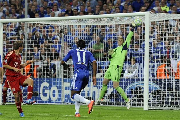 München, 19.05.2012 - UEFA Champions League 2011 2012 - Finale - FC Bayern München vs Chelsea FC London - Didier Drogba erzielt das Tor zum 1:1 gegen Philipp Lahm und Manuel Neuer 