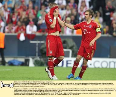 Bastian SCHWEINSTEIGER (Bayern München) total frustriert nach dem verschossenen Elfmeter und wir von Philipp LAHM (Bayern München) getröstet Champions League Finale, FC Bayern München vs. FC Chelsea, Allianz Arena, München, 19.05.2012