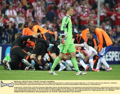 Manuel NEUER (Bayern München) ist frustriert. Dahinter jubelt Chelsea Champions League Finale, FC Bayern München vs. FC Chelsea, Allianz Arena, München, 19.05.2012