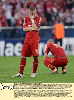 FUSSBALL SAISON 2011 2012 CHAMPIONS LEAGUE FINALE FC Bayern München - FC Chelsea 19.05.2012 Bastian Schweinsteiger und Arjen Robben (v.l., beide FC Bayern München) sind nach dem Ende enttäuscht 
