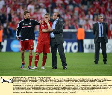 FUSSBALL SAISON 2011 2012 CHAMPIONS LEAGUE FINALE FC Bayern München - FC Chelsea 19.05.2012 Thomas Mueller (li) und Christian Nerlinger (re) trösten Bastian Schweinsteiger (Mitte, alle Bayern München) 