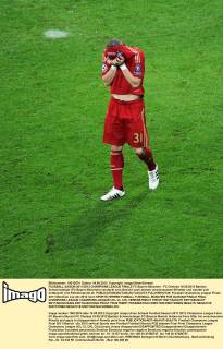 FUSSBALL SAISON 2011 2012 CHAMPIONS LEAGUE FINALE FC Bayern München - FC Chelsea 19.05.2012 Bastian Schweinsteiger (FC Bayern München) versteckt sein Gesicht nach seinem verschossenen Elfmeter und wendet sich enttäuscht vom Elfmeterpunkt ab  FUL2190512129