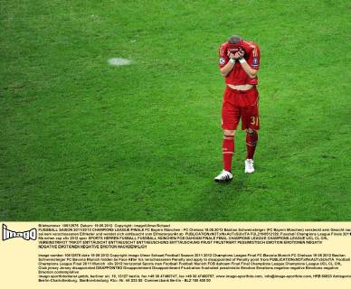 FUSSBALL SAISON 2011 2012 CHAMPIONS LEAGUE FINALE FC Bayern München - FC Chelsea 19.05.2012 Bastian Schweinsteiger (FC Bayern München) versteckt sein Gesicht nach seinem verschossenen Elfmeter und wendet sich enttäuscht vom Elfmeterpunkt ab  FUL2190512129