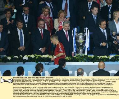FUSSBALL SAISON 2011 2012 CHAMPIONS LEAGUE FINALE FC Bayern München - FC Chelsea 19.05.2012 Bastian Schweinsteiger (FC Bayern München) schleicht nach dem Spiel enttäuscht an dem Champions League Pokal und Wolfgang Niersbach, Karl Heinz Rummenigge, Bundespräsident Joachim Gauck und Michel Platini vorbei 