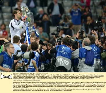 FUSSBALL SAISON 2011 2012 CHAMPIONS LEAGUE FINALE FC Bayern München - FC Chelsea 19.05.2012 Torwart Petr Cech (FC Chelsea) jubelt mit dem Champions League Pokal 
