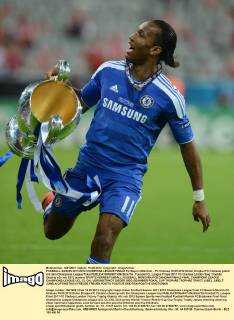 FUSSBALL SAISON 2011 2012 CHAMPIONS LEAGUE FINALE FC Bayern München - FC Chelsea 19.05.2012 Didier Drogba (FC Chelsea) jubelt mit dem Champions League Pokal 