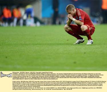 FUSSBALL SAISON 2011 2012 CHAMPIONS LEAGUE FINALE FC Bayern München - FC Chelsea 19.05.2012 Bastian Schweinsteiger (FC Bayern München) ist nach dem verschossenen Elfmeter von Arjen Robben enttäuscht  FUL6190512222