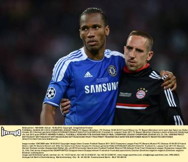 FUSSBALL SAISON 2011 2012 CHAMPIONS LEAGUE FINALE FC Bayern München - FC Chelsea 19.05.2012 Franck Ribery (re, FC Bayern München) wird nach dem Spiel von Didier Drogba (FC Chelsea) getröstet  FUL6190512181