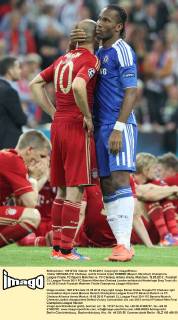 Didier DROGBA (FC Chelsea), rechts tröstet Arjen ROBBEN (Bayern München) Champions League Finale, FC Bayern München vs. FC Chelsea, Allianz Arena, München, 19.05.2012