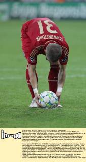 Bastian Schweinsteiger (Bayern) legt sich den Ball für den Elfmeter zurecht . FC Bayern München-FC Chelsea . München, GER, 19.05.2012 ,Finale, Fussball Champions League 2011-2012 .