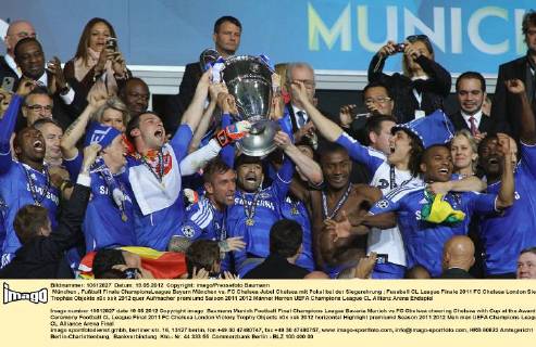 München , Fußball Finale ChampionsLeague Bayern München vs. FC Chelsea Jubel Chelsea mit Pokal bei der Siegerehrung