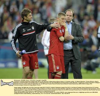 19.05.2012, Fussball Champions-League Finale 2012 in der Münchner Fußball-Arena (Allianz-Arena), FC Chelsea London - FC Bayern München. Thomas Müller (li, Bayern München) und Sportdirektor Christian Nerlinger (re, München) trösten nach dem Spiel Bastian Schweinsteiger (mitte, München)
