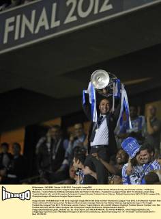 19.05.2012, Fussball Champions-League Finale 2012 in der Münchner Fußball-Arena (Allianz-Arena), FC Chelsea London - FC Bayern München. Trainer Roberto Di Matteo (Chelsea) hebt den Pokal in die Höhe.