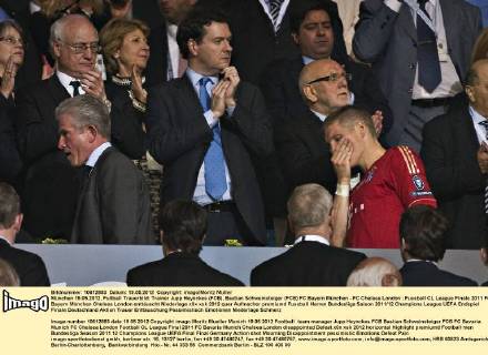 München 19.05.2012, Fußball Trauerbild: Trainer Jupp Heynckes (FCB), Bastian Schweinsteiger (FCB) FC Bayern München - FC Chelsea London