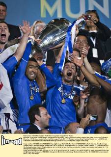 München 19.05.2012, Fußball Jubel: Jose Boswinga (London), Frank Lampard (London) stemmt den Pokal in die Luft FC Bayern München - FC Chelsea London