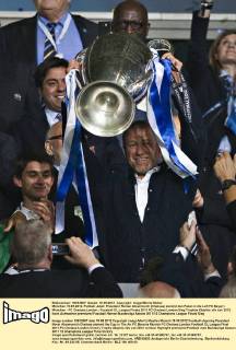 München 19.05.2012, Fußball Jubel: Präsident Roman Abramovich (Chelsea) stemmt den Pokal in die Luft FC Bayern München - FC Chelsea London