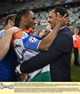 München 19.05.2012, Fußball Jubel: Didier Drogba (London) und Ruud Gullit FC Bayern München - FC Chelsea London